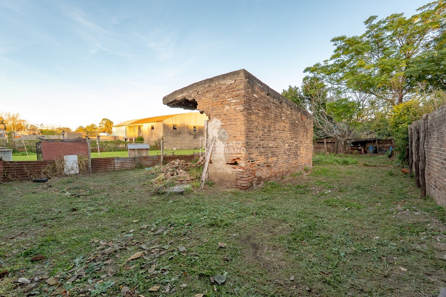 LOTE 10X45 +TODOS LOS SERVICIOS + PLUS CONSTRUCCION A RECICLAR.