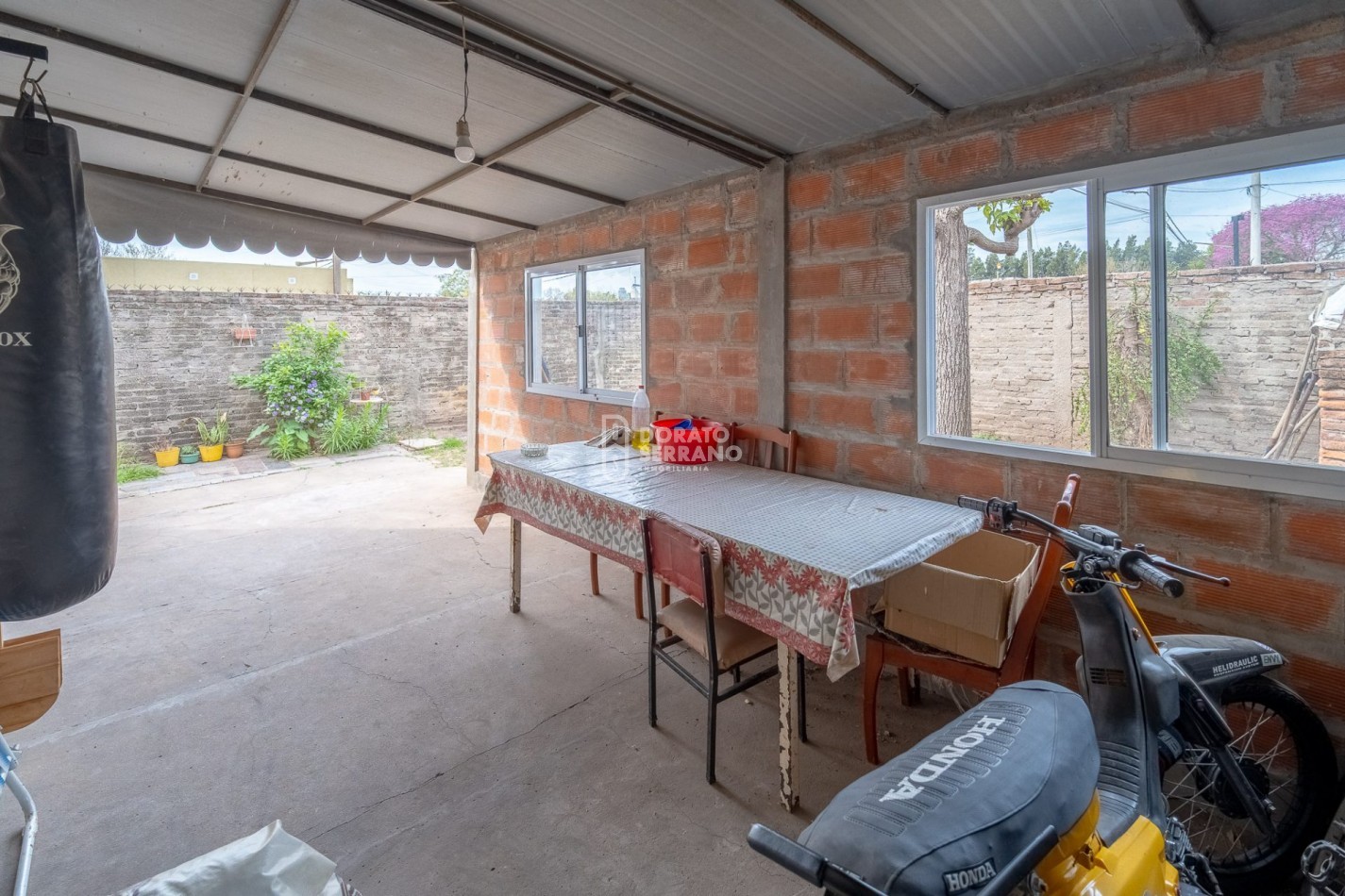 CASA EN ESQUINA / TODOS LOS SERVICIOS!