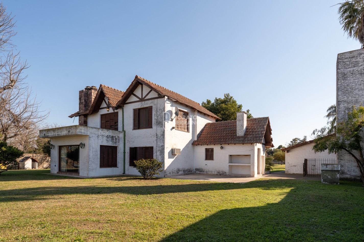 MANSION COLONIAL FRENTE A RIO CORONDA.