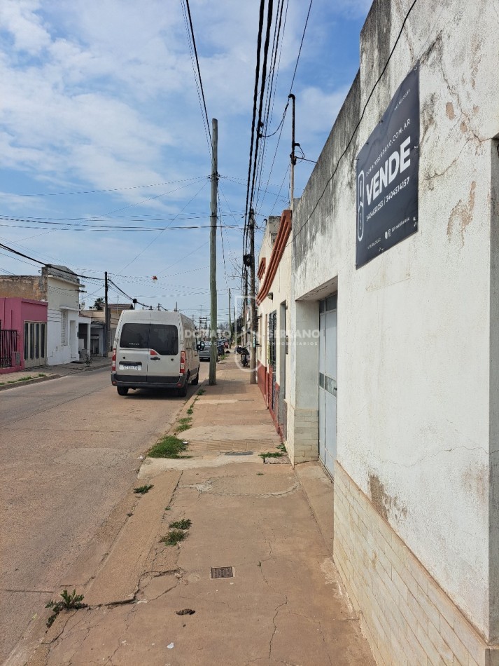 CASA A PASOS DE AV. 20 DE JUNIO! BARRIO TROPEZON!