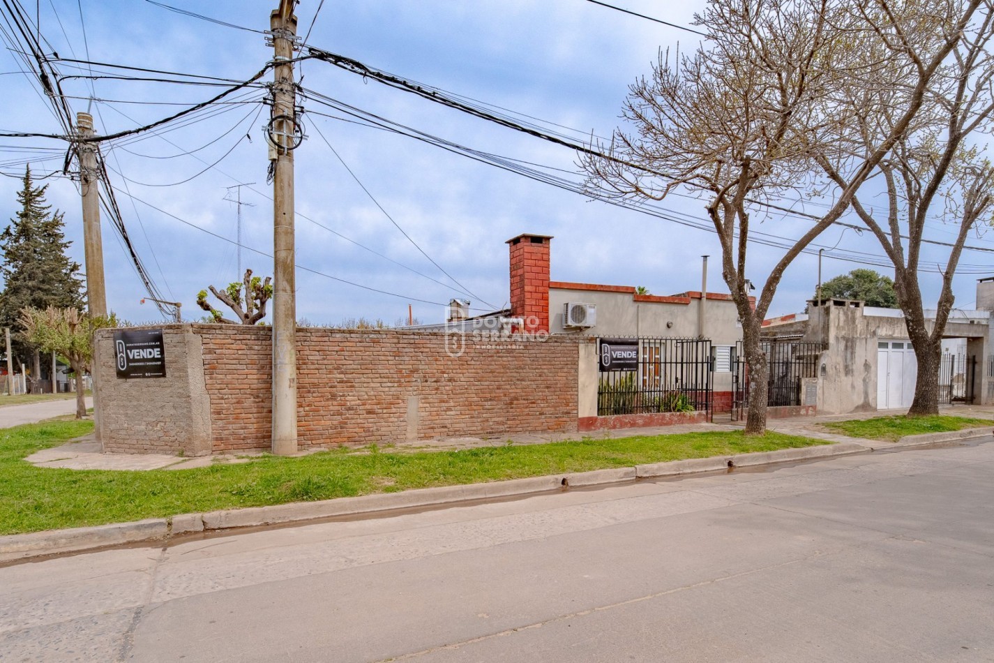 CASA EN ESQUINA / TODOS LOS SERVICIOS!