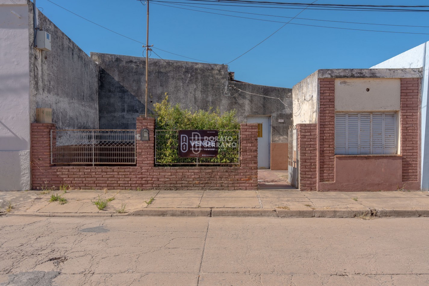 LOTE + CASA A DEMOLER O RECICLAR! TODOS LOS SERVICIOS / A MTS. DE 20 DE JUNIO! 