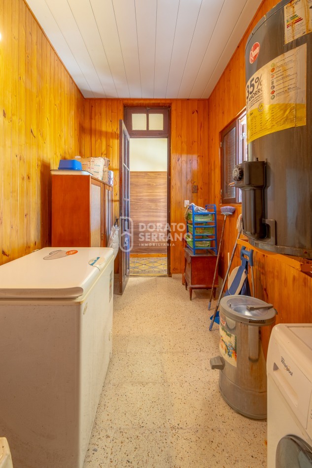 CASA PARA SIEMPRE! NOBLEZA Y CALIDEZ & PLENO CENTRO!