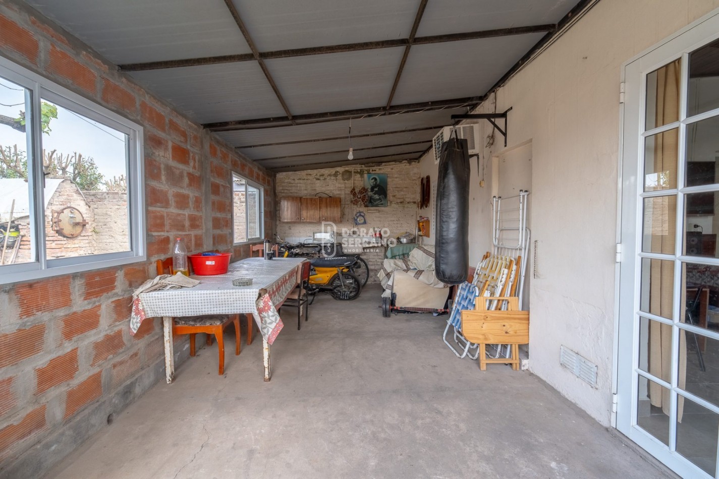 CASA EN ESQUINA / TODOS LOS SERVICIOS!