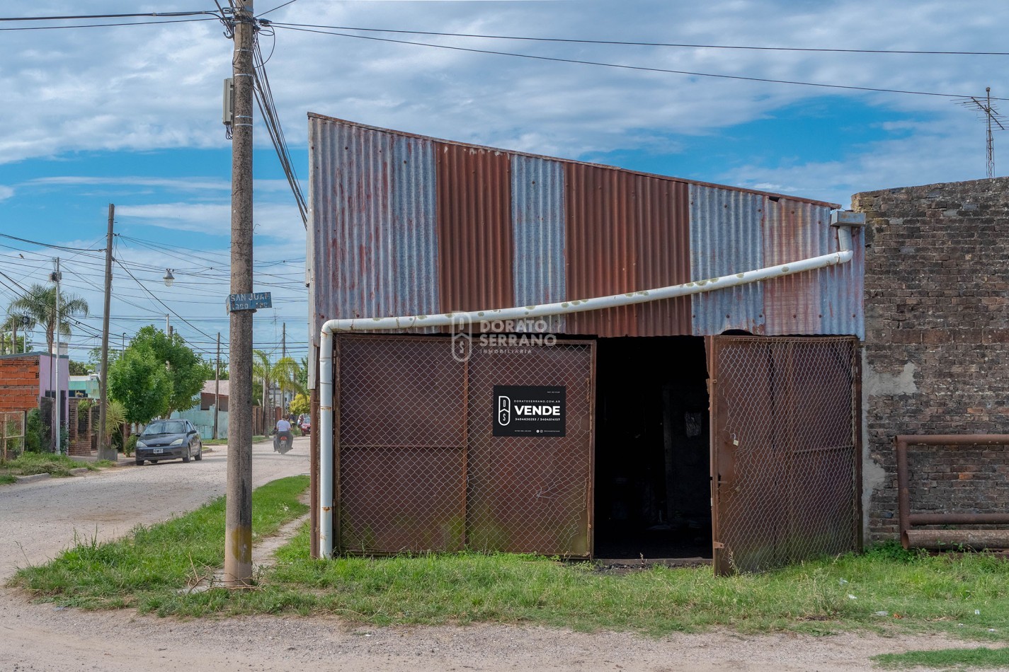 LOTE EN ESQUINA + PLUS: GALPONES DEPOSITO.