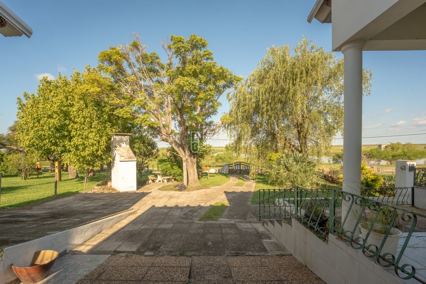 CASA EN EL RIO! GRANDIOSA! BARRIO BASUALDO!