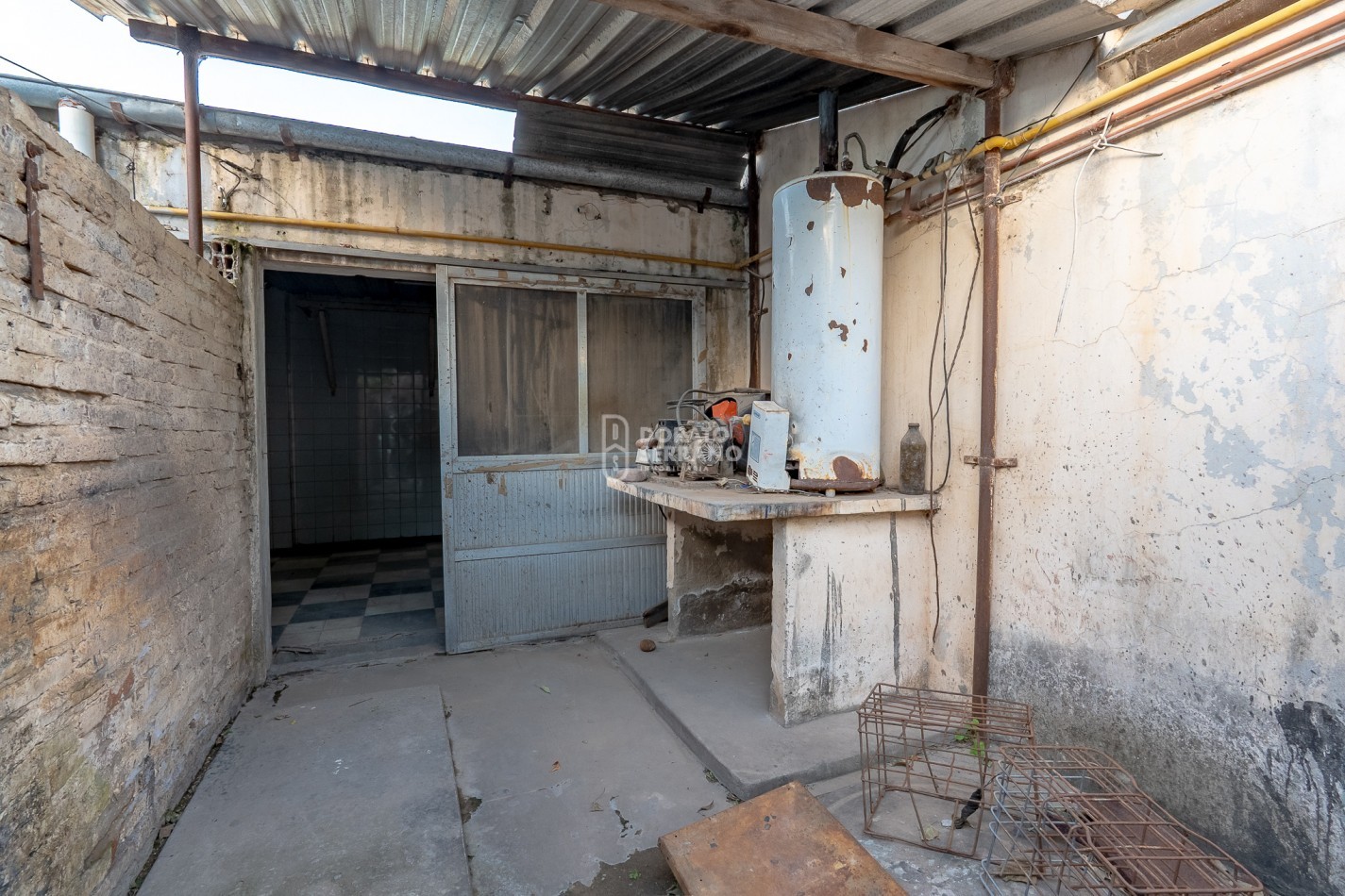 LOTE 10X45 +TODOS LOS SERVICIOS + PLUS CONSTRUCCION A RECICLAR.