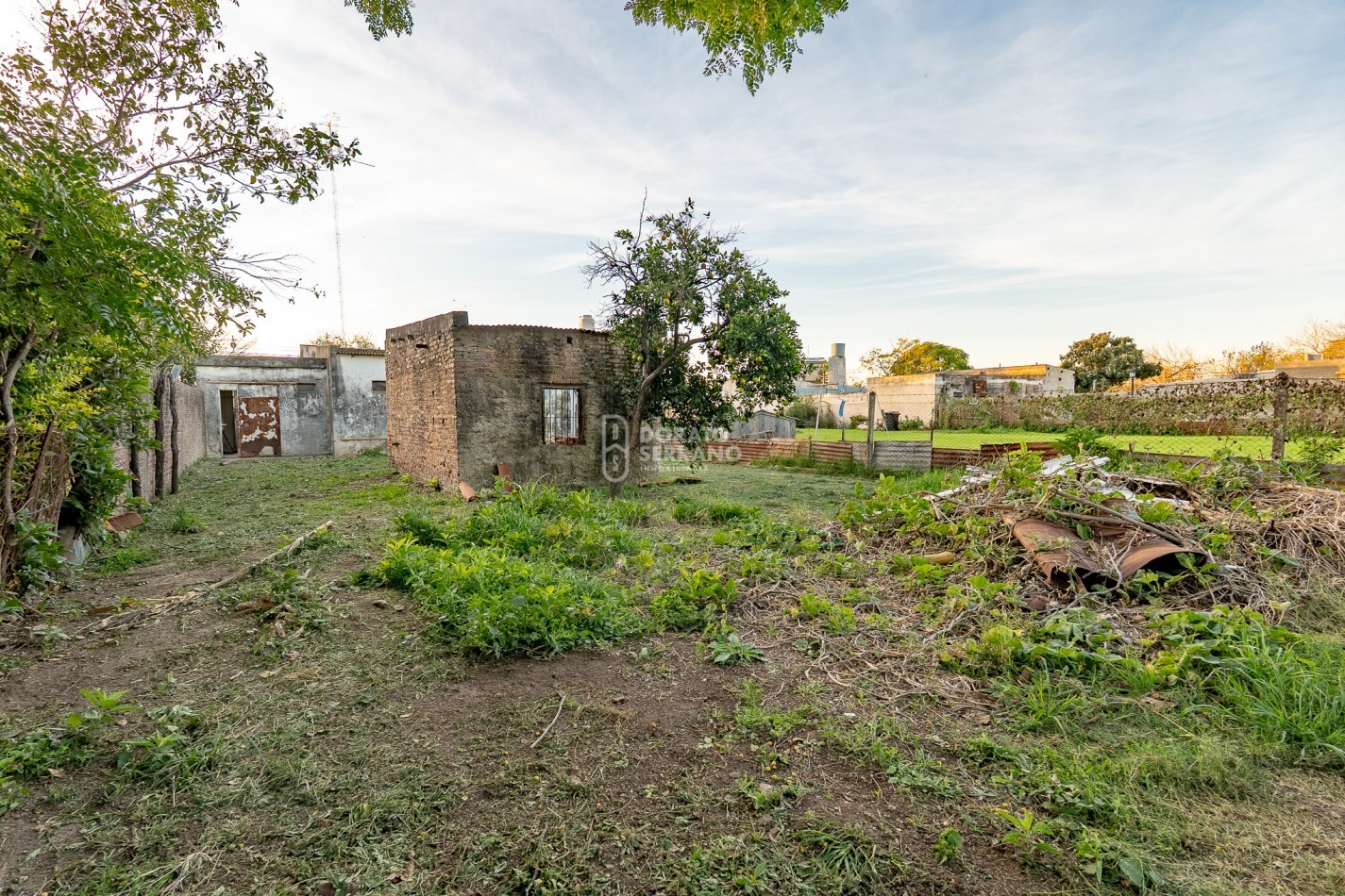 LOTE 10X45 +TODOS LOS SERVICIOS + PLUS CONSTRUCCION A RECICLAR.