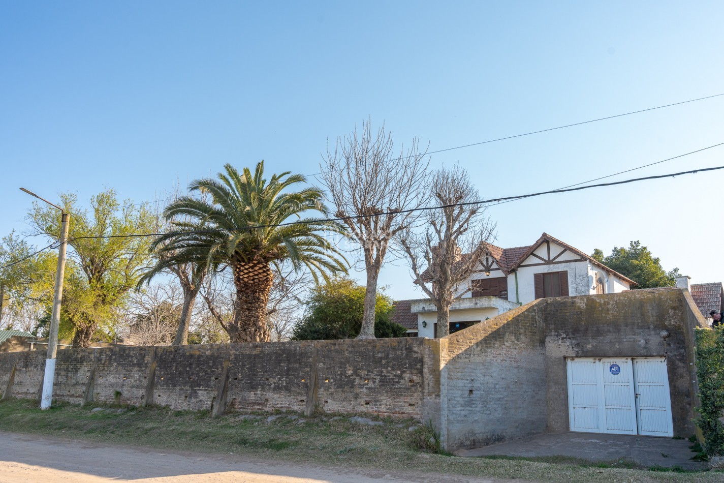 MANSION COLONIAL FRENTE A RIO CORONDA.