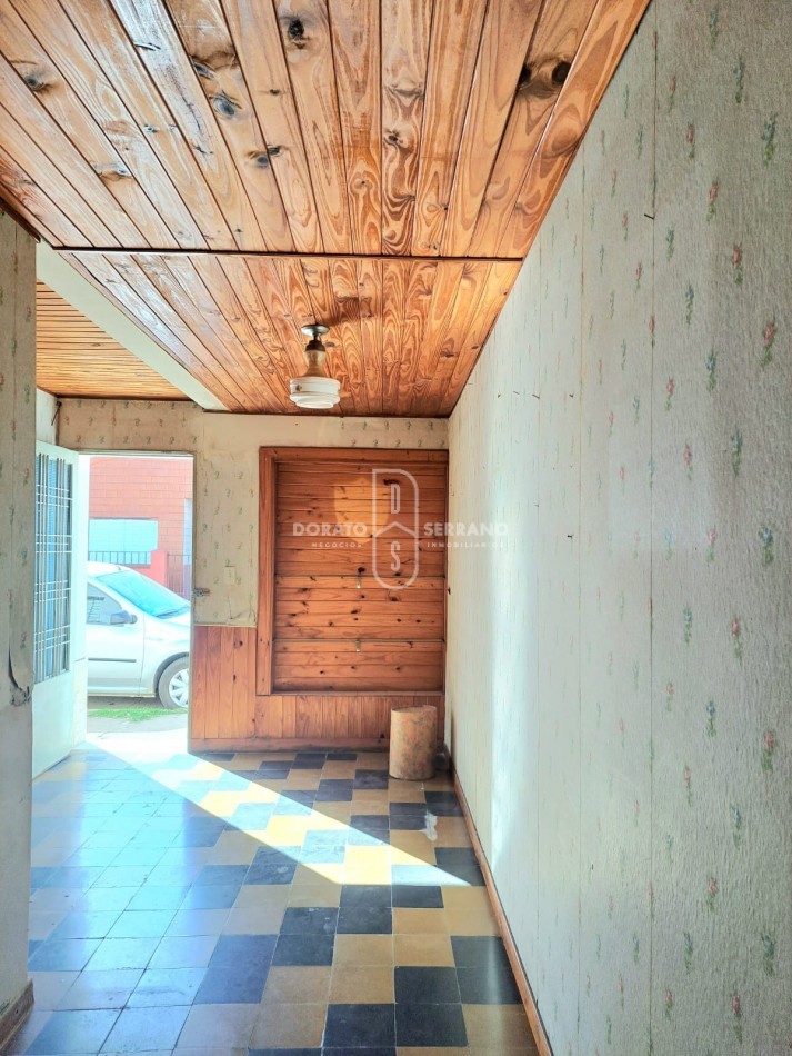 CASA A PASOS DE AV. 20 DE JUNIO! BARRIO TROPEZON!