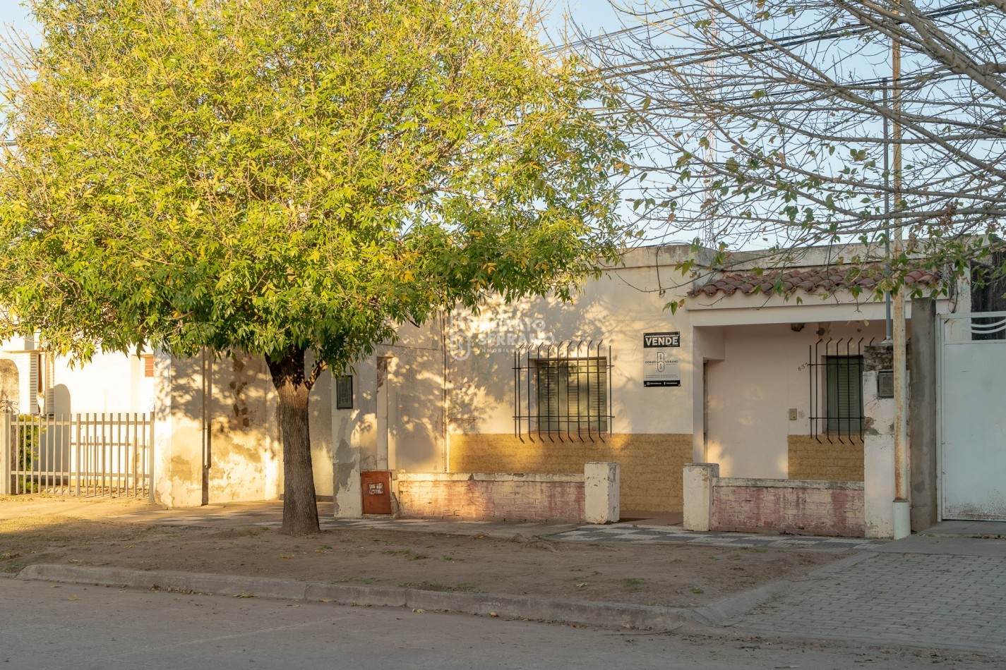 LOTE 10X45 +TODOS LOS SERVICIOS + PLUS CONSTRUCCION A RECICLAR.