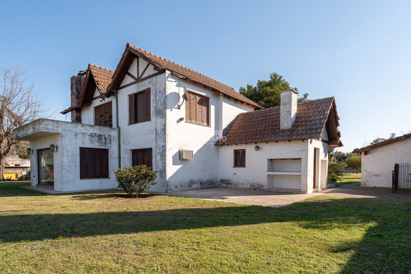 MANSION COLONIAL FRENTE A RIO CORONDA.