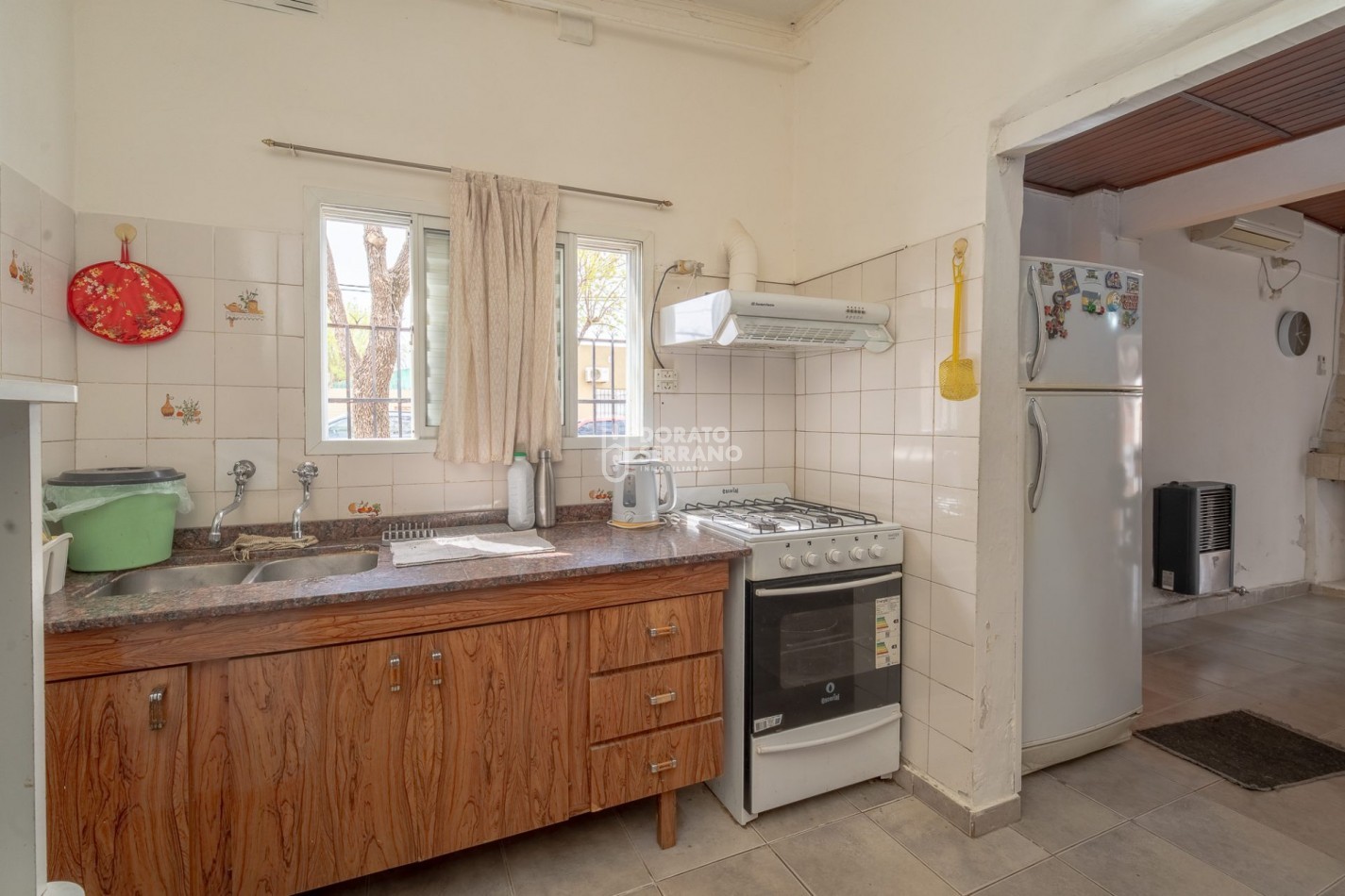 CASA EN ESQUINA / TODOS LOS SERVICIOS!