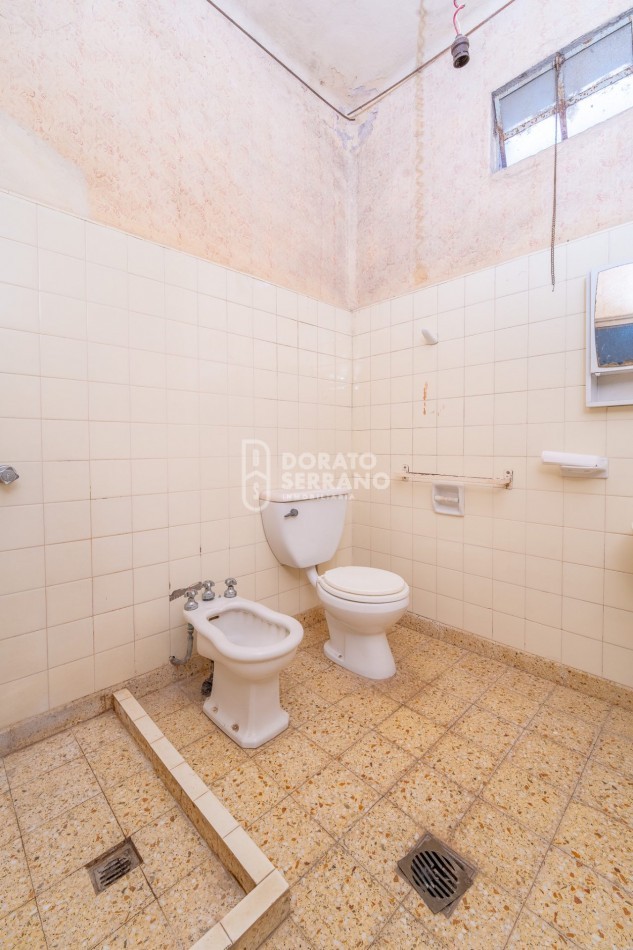 CASA A RECICLAR + LOTE PASANTE! 2 FRENTES!
