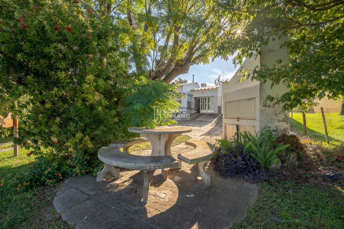 CASA EN EL RIO! GRANDIOSA! BARRIO BASUALDO!