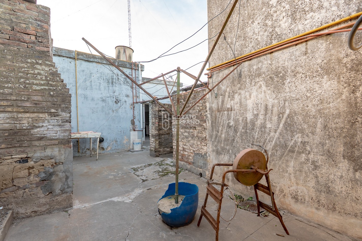 LOTE 10X45 +TODOS LOS SERVICIOS + PLUS CONSTRUCCION A RECICLAR.