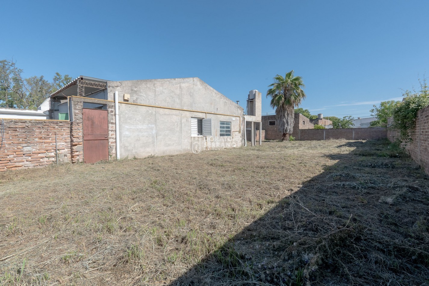 CASA PARA HABITAR  +  LOTE IDEAL + TODOS LOS SERVICIOS! - 15 MTS. DE FRENTE!