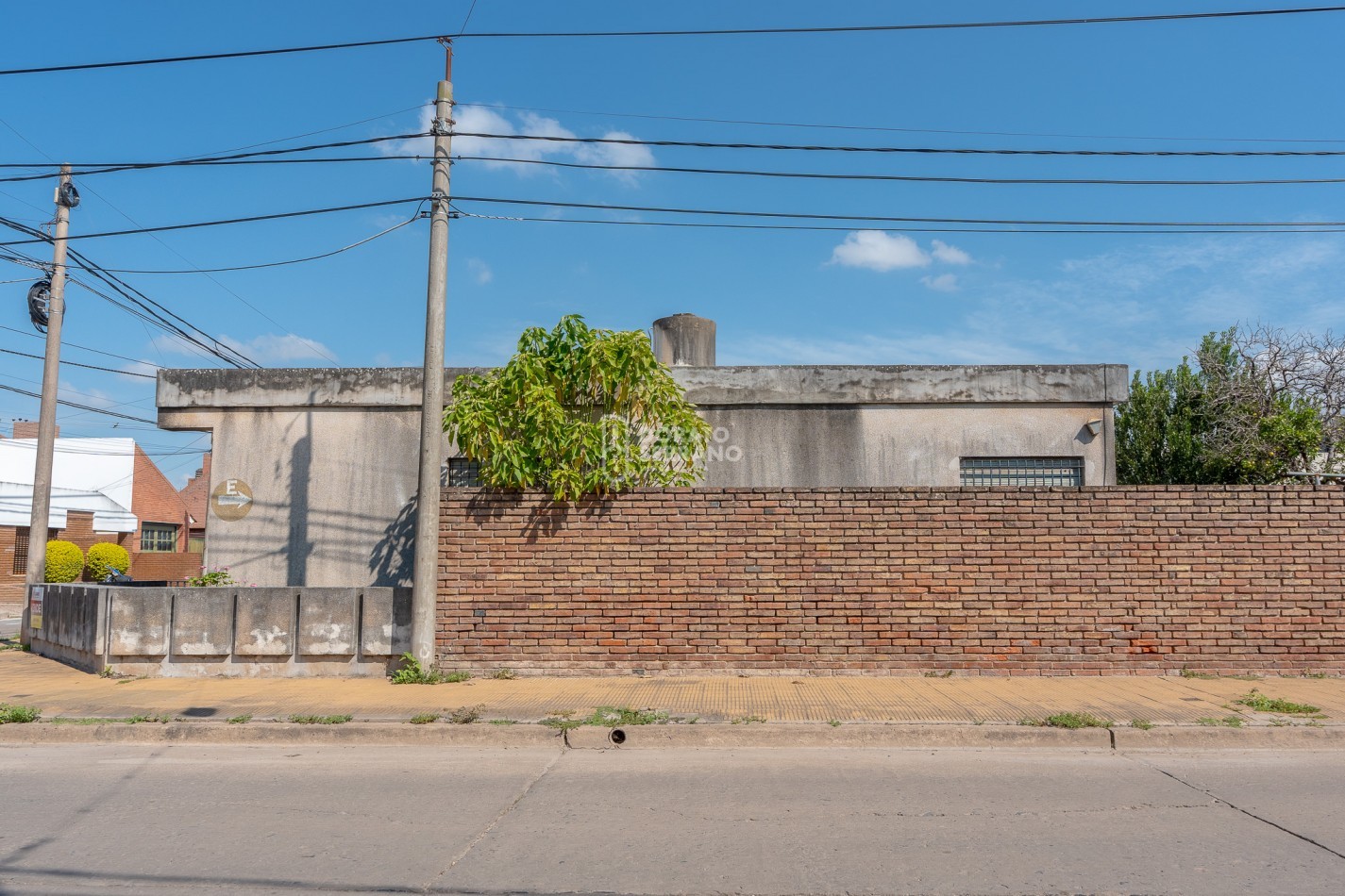 CASA EN ESQUINA! GRAN UBICACION!