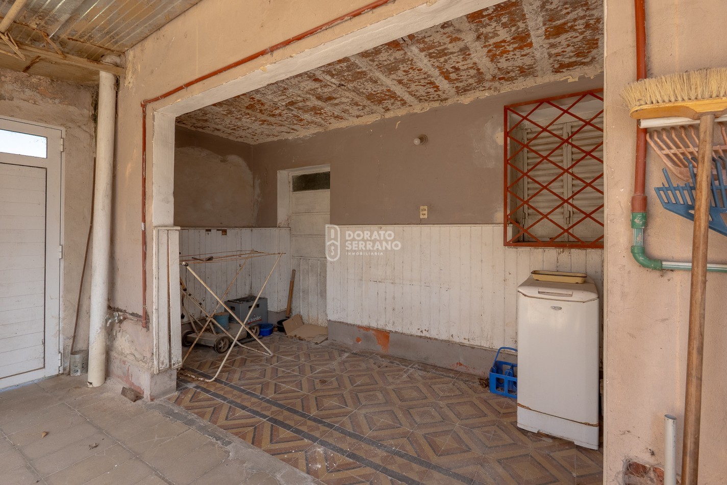 CASA EN ESQUINA! TODOS LOS SERVICIOS!