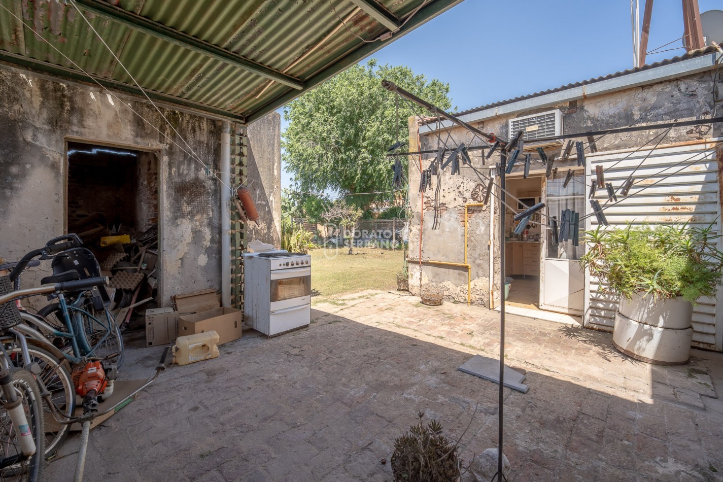 LOTE EN BARRIO FLORIDA! TODOS LOS SERVICIOS - PLUS EDIFICADO A DEMOLER O RECICLAR. 