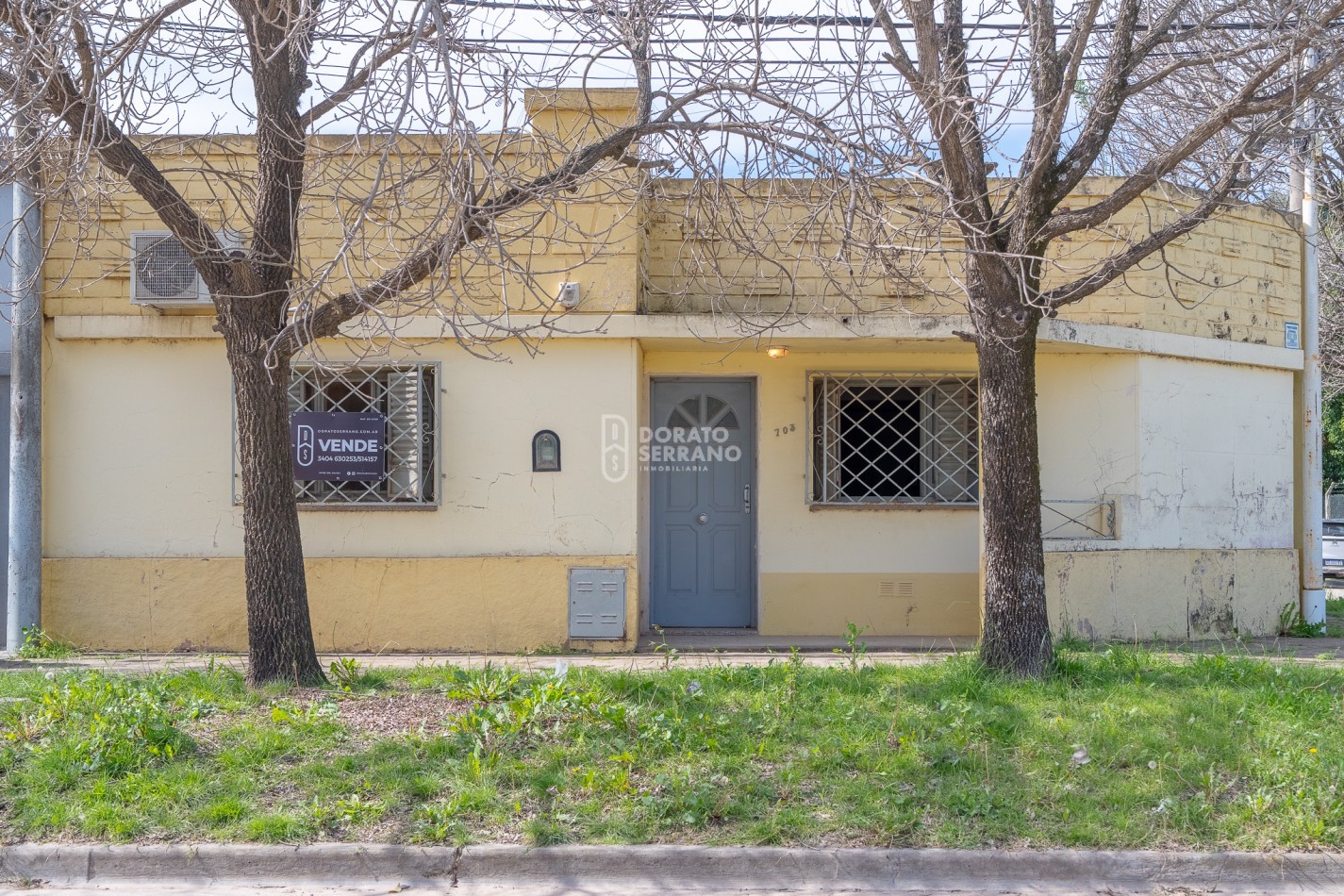 CASA EN ESQUINA! TODOS LOS SERVICIOS!