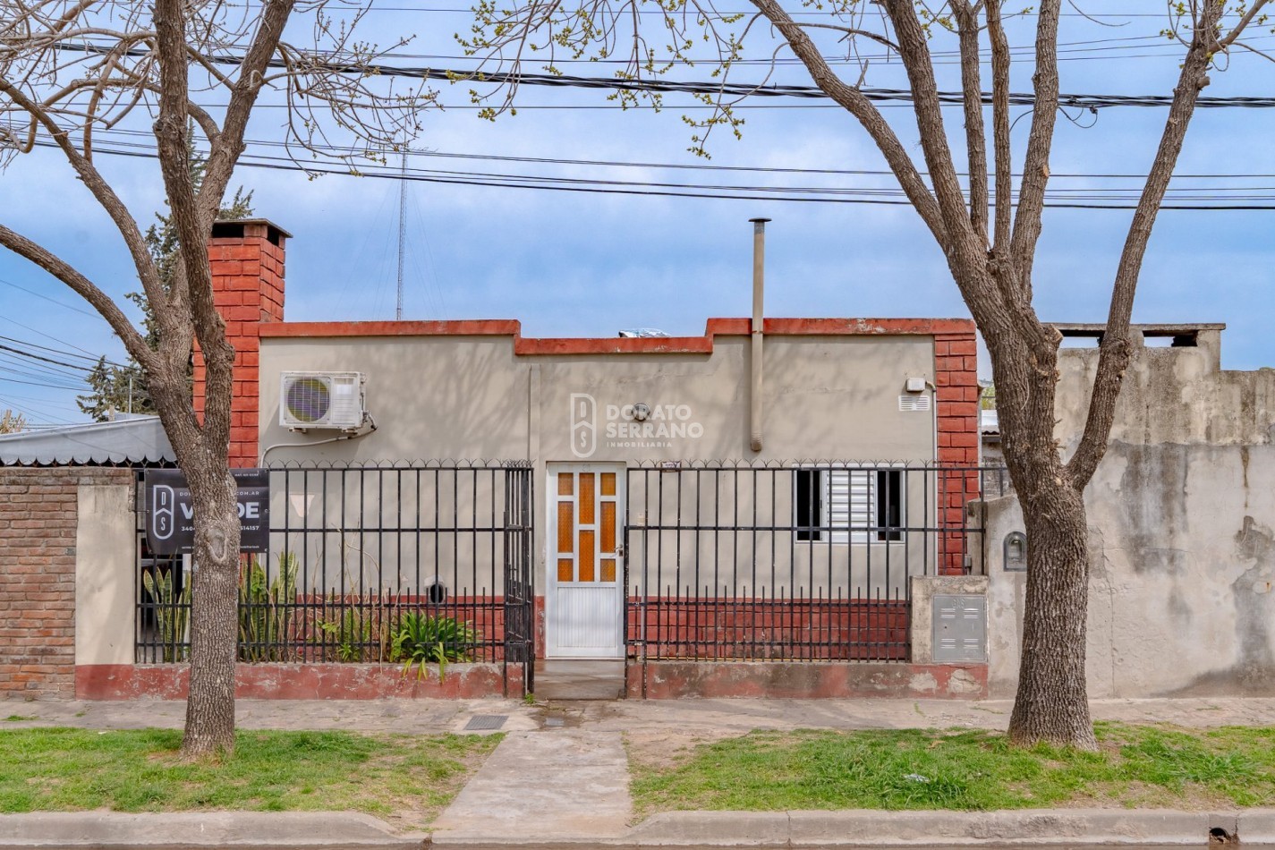 CASA EN ESQUINA / TODOS LOS SERVICIOS!