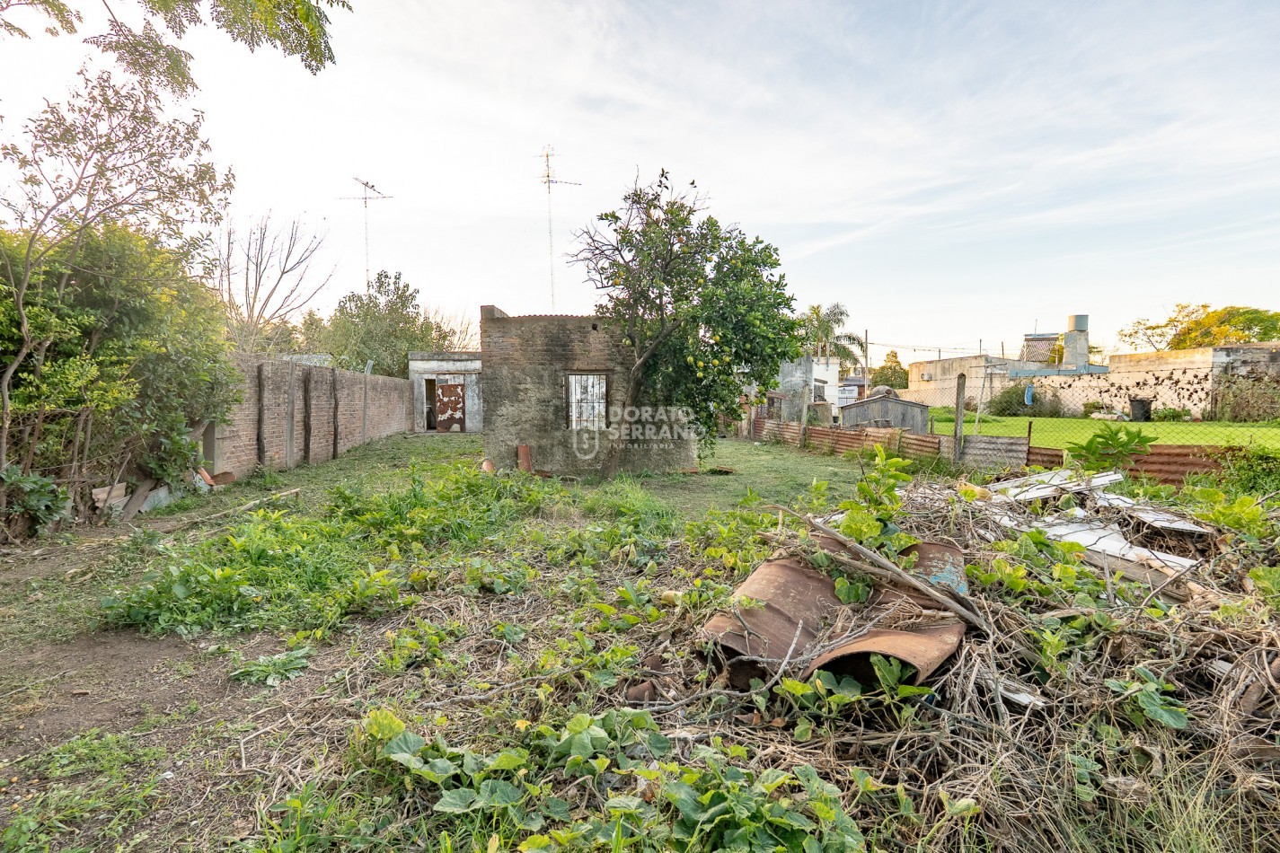 LOTE 10X45 +TODOS LOS SERVICIOS + PLUS CONSTRUCCION A RECICLAR.