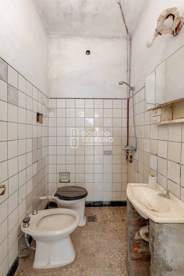 LOTE 10X45 +TODOS LOS SERVICIOS + PLUS CONSTRUCCION A RECICLAR.