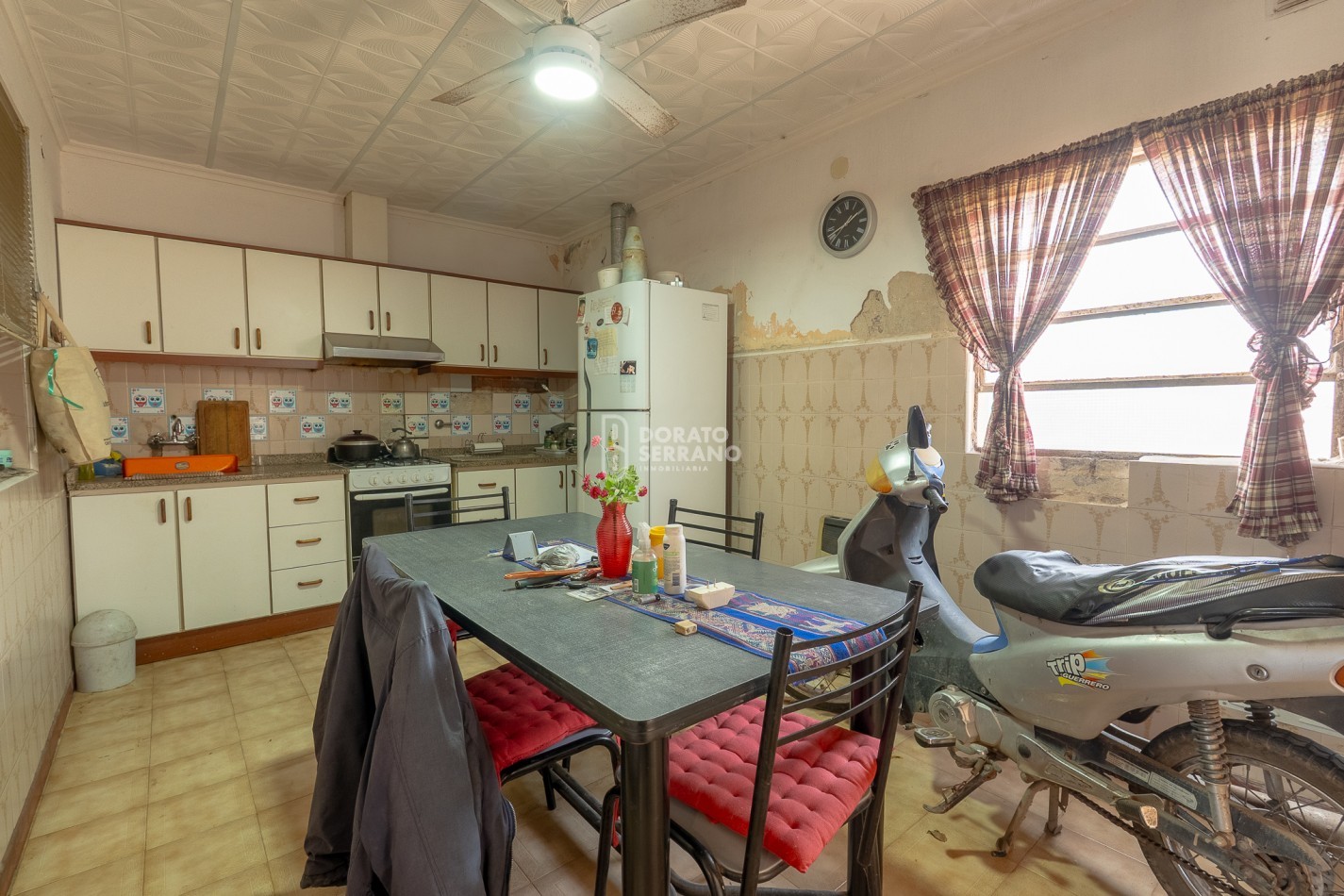 CASA EN ESQUINA! TODOS LOS SERVICIOS!