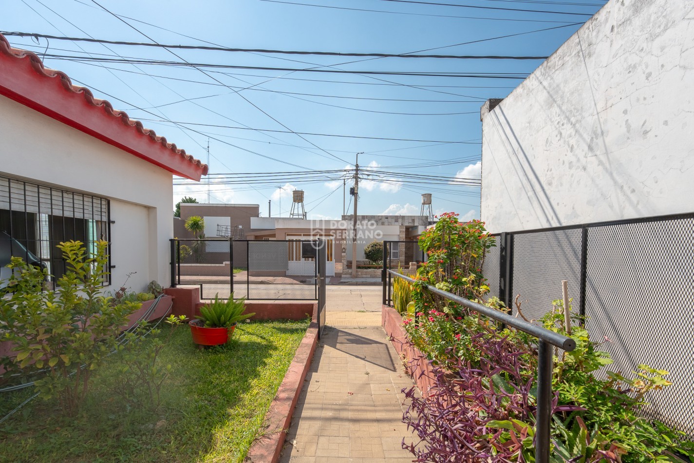 OPERATIVA! A MTS. DE AVENIDA! TODOS LOS SERVICIOS.