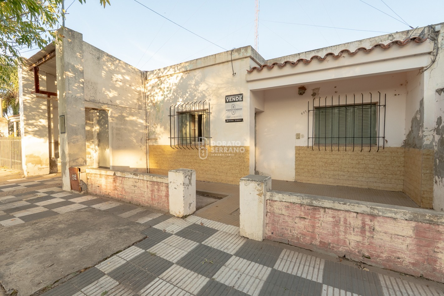 LOTE 10X45 +TODOS LOS SERVICIOS + PLUS CONSTRUCCION A RECICLAR.