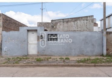 LOTE + PLUS CASA A DEMOLER O RECICLAR - TODOS LOS SERVICIOS EN SECTOR URBANO.