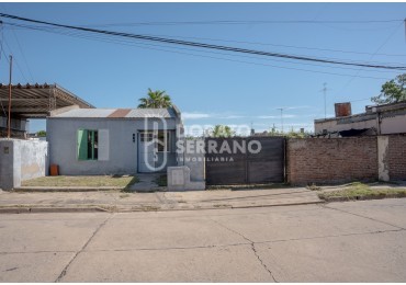 CASA PARA HABITAR  +  LOTE IDEAL + TODOS LOS SERVICIOS! - 15 MTS. DE FRENTE!