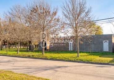LOTE EN ESQUINA + CASA A TERMINAR! - AREA RESIDENCIAL!