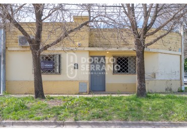 CASA EN ESQUINA! TODOS LOS SERVICIOS!